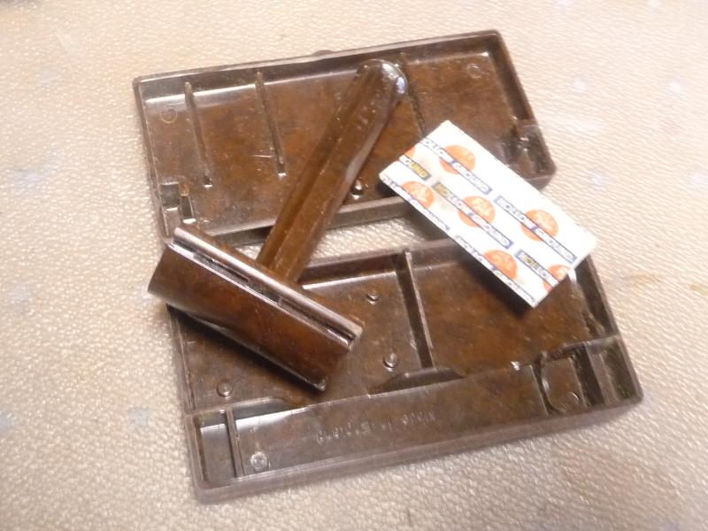 USA WW2 RAZOR IN BAKELITE BOX