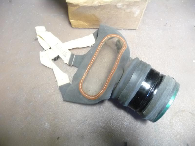 BRITISH WW2 CIVILIAN GAS MASK & CARTON