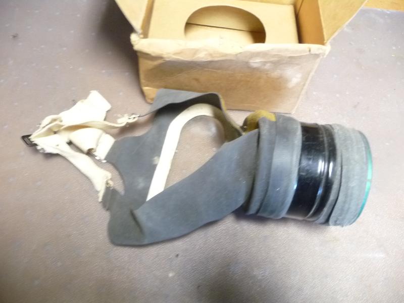BRITISH WW2 CIVILIAN GAS MASK & CARTON